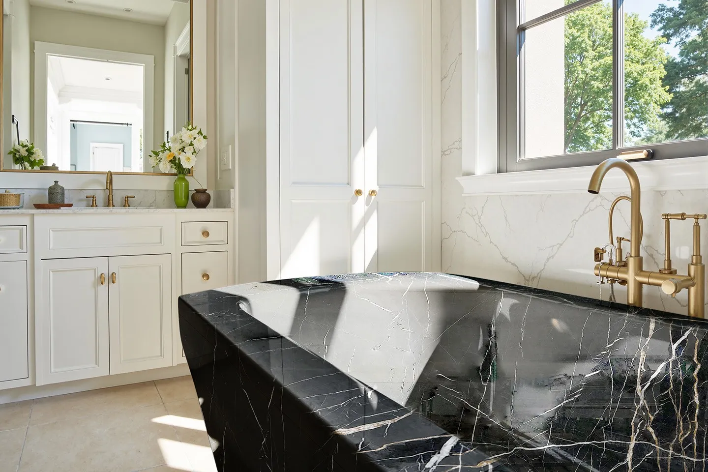 Luxury Freestanding Chinese Nero Marquina Marble Bathtub